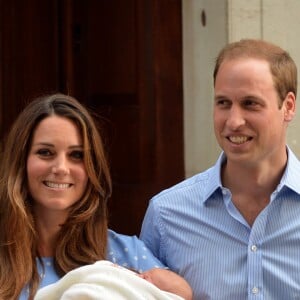 La duchesse Catherine de Cambridge (Kate Middleton) portait une robe Jenny Packham bleue pour sa sortie de la maternité de l'hôpital St Mary le 23 juillet 2013 après la naissance du prince George de Cambridge.