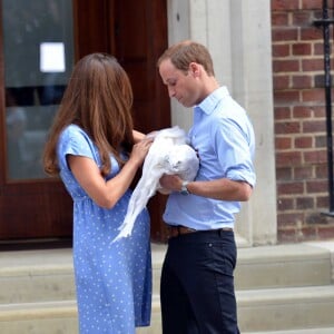 La duchesse Catherine de Cambridge (Kate Middleton) portait une robe Jenny Packham bleue pour sa sortie de la maternité de l'hôpital St Mary le 23 juillet 2013 après la naissance du prince George de Cambridge.