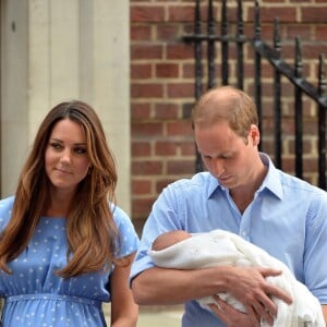 La duchesse Catherine de Cambridge (Kate Middleton) portait une robe Jenny Packham bleue pour sa sortie de la maternité de l'hôpital St Mary le 23 juillet 2013 après la naissance du prince George de Cambridge.