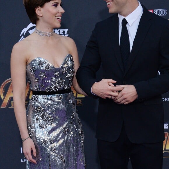 Scarlett Johansson et Colin Jost à la première de 'Avengers: Infinity War' au El Capitan à Hollywood, le 23 avril 2018