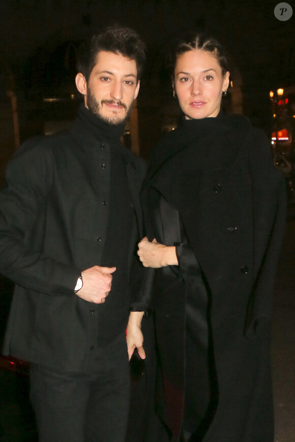 Pierre Niney et sa compagne Natasha Andrews arrivent au défilé "H&M - Collection prêt-à-porter printemps-été 2018" au musée des arts décoratifs de Paris, le 28 février 2018.