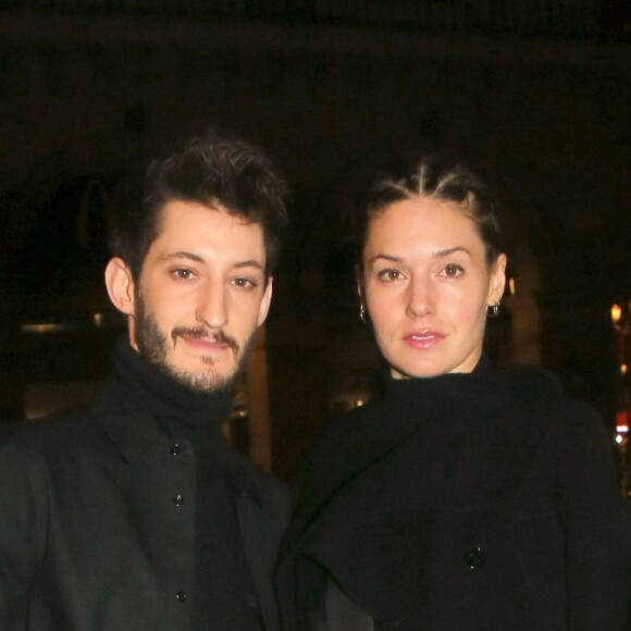 Pierre Niney et sa compagne Natasha Andrews arrivent au défilé "H&M - Collection prêt-à-porter printemps-été 2018" au musée des arts décoratifs de Paris, le 28 février 2018.