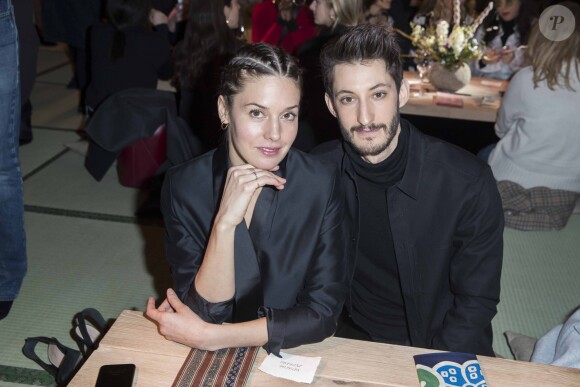 Pierre Niney et sa compagne Natasha Andrews au défilé "H&M - Collection prêt-à-porter printemps-été 2018" au musée des arts décoratifs de Paris, le 28 février 2018. © Olivier Borde/Bestimage