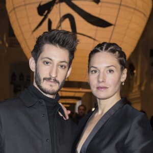 Pierre Niney et sa compagne Natasha Andrews au défilé "H&M - Collection prêt-à-porter printemps-été 2018" au musée des arts décoratifs de Paris, le 28 février 2018. © Olivier Borde/Bestimage