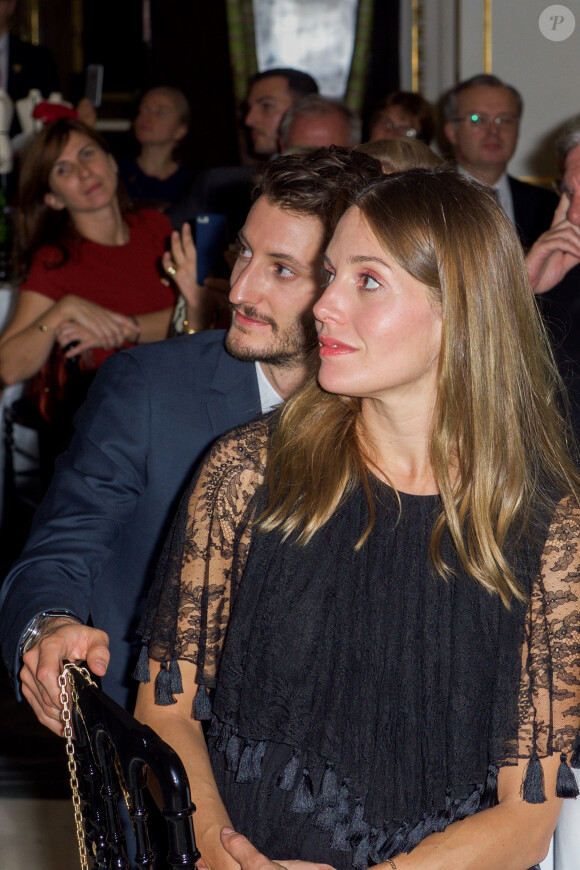 Semi-exclusif - Pierre Niney et sa compagne Natasha Andrews (enceinte) - Dîner de gala du 71ème anniversaire des amis de CARE, organisé par l'ONG CARE France et DIOR, à l'hôtel The Peninsula Paris à Paris, France, le 9 octobre 2017. Partenaires depuis quinze ans, DIOR et CARE ont célébré les 71 ans de l’association accompagnés par de nombreux amis et célébrités. Ce rendez-vous parisien permet de collecter des dons pour soutenir les programmes de lutte contre la pauvreté et de défense des droits des victimes de catastrophes naturelles et de conflits.© Julio Piatti/Bestimage