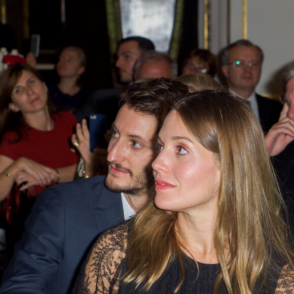 Semi-exclusif - Pierre Niney et sa compagne Natasha Andrews (enceinte) - Dîner de gala du 71ème anniversaire des amis de CARE, organisé par l'ONG CARE France et DIOR, à l'hôtel The Peninsula Paris à Paris, France, le 9 octobre 2017. Partenaires depuis quinze ans, DIOR et CARE ont célébré les 71 ans de l’association accompagnés par de nombreux amis et célébrités. Ce rendez-vous parisien permet de collecter des dons pour soutenir les programmes de lutte contre la pauvreté et de défense des droits des victimes de catastrophes naturelles et de conflits.© Julio Piatti/Bestimage