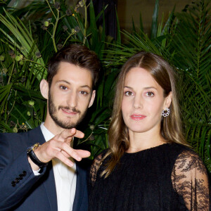 Pierre Niney et sa compagne Natasha Andrews (enceinte) - Dîner de gala du 71ème anniversaire des amis de CARE, organisé par l'ONG CARE France et DIOR, à l'hôtel The Peninsula Paris à Paris, France, le 9 octobre 2017. Partenaires depuis quinze ans, DIOR et CARE ont célébré les 71 ans de l’association accompagnés par de nombreux amis et célébrités. Ce rendez-vous parisien permet de collecter des dons pour soutenir les programmes de lutte contre la pauvreté et de défense des droits des victimes de catastrophes naturelles et de conflits.© Julio Piatti/Bestimage