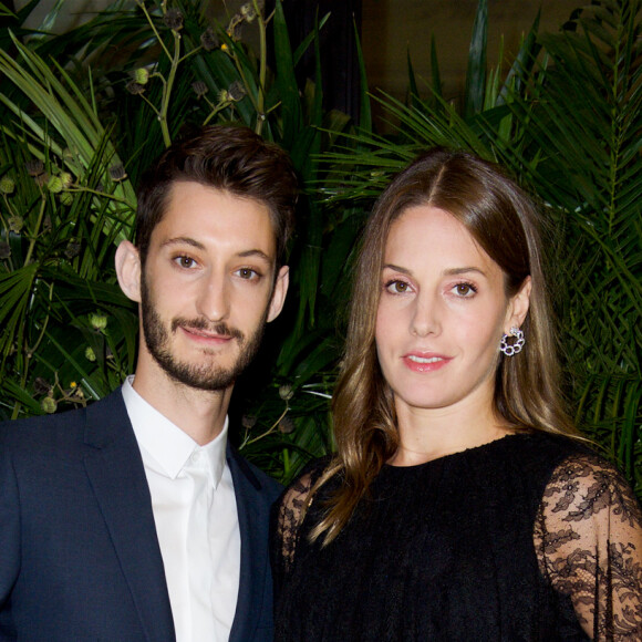 Pierre Niney et sa compagne Natasha Andrews (enceinte) - Dîner de gala du 71e anniversaire des amis de CARE, organisé par l'ONG CARE France et DIOR, à l'hôtel The Peninsula Paris à Paris, France, le 9 octobre 2017. © Julio Piatti/Bestimage