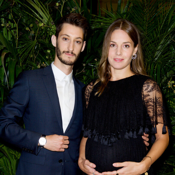 Pierre Niney et sa compagne Natasha Andrews (enceinte) - Dîner de gala du 71e anniversaire des amis de CARE, organisé par l'ONG CARE France et DIOR, à l'hôtel The Peninsula Paris à Paris, France, le 9 octobre 2017. © Julio Piatti/Bestimage