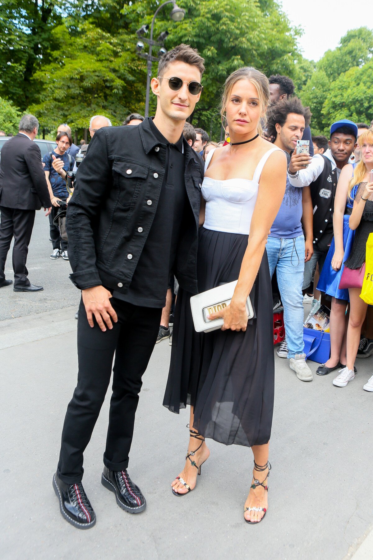 Photo : Pierre Niney et sa compagne Natasha Andrews arrivent au défilé