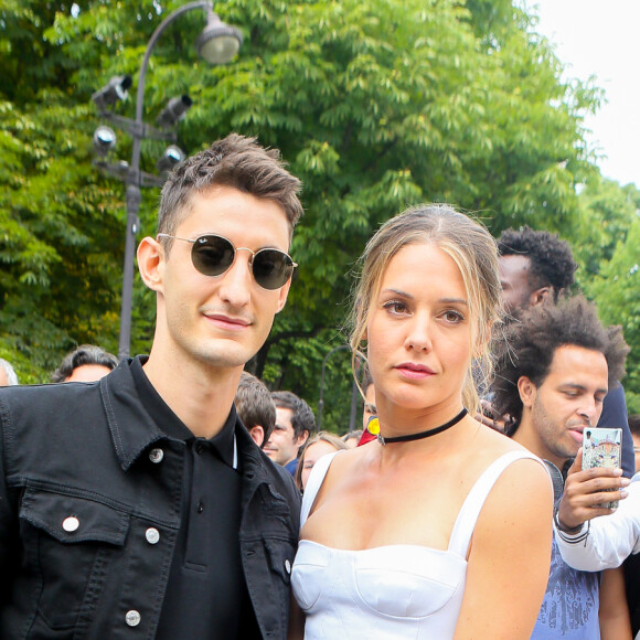 Pierre Niney et sa compagne Natasha Andrews arrivent au défilé de mode Dior homme printemps-été 2018 au Grand Palais à Paris, France, on June 24, 2017. © CVS/Veeren/Bestimage