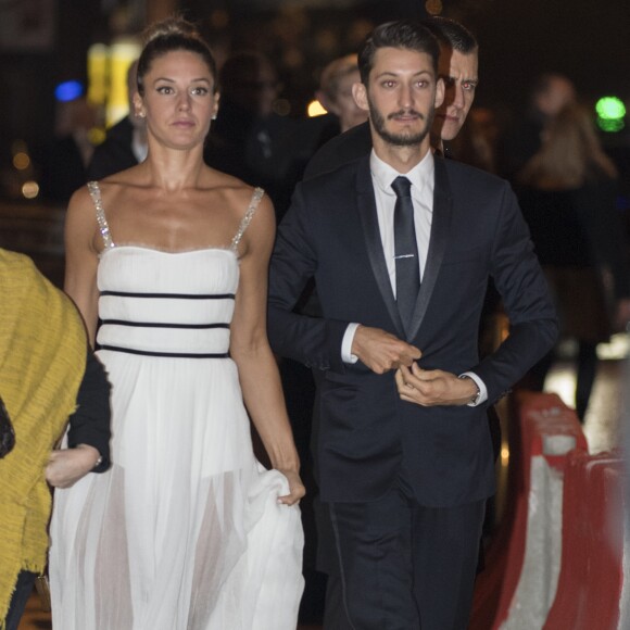 Pierre Niney (Smoking Dior, chaussures Louboutin, Bijoux Montblanc) et sa compagne Natasha Andrews (Robe Dior, chaussures Louboutin, bijoux Cartier) - Arrivées au dîner de la e cérémonie des César au Fouquet's à Paris. Le 24 février 2017 © Pierre Perusseau / Bestimage