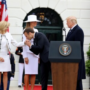 Le président américain Donald Trump, sa femme la Première Dame Melania Trump, le président de la République française Emmanuel Macron et sa femme la Première Dame Brigitte Macron (Trogneux) - Le couple présidentiel américain accueille le couple présidentiel français à la Maison Blanche à Washington, le 24 avril 2018. © Dominique Jacovides/Bestimage