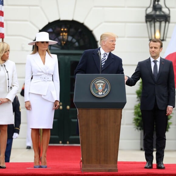 Le président américain Donald Trump, sa femme la Première Dame Melania Trump, le président de la République française Emmanuel Macron et sa femme la Première Dame Brigitte Macron (Trogneux) - Le couple présidentiel américain accueille le couple présidentiel français à la Maison Blanche à Washington, le 24 avril 2018. © Dominique Jacovides/Bestimage