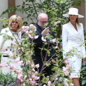 La Première Dame américaine Melania Trump et la Première française Dame Brigitte Macron (Trogneux) avec Franklin Kelly (conservateur principal de la peinture américaine et britannique à la National Gallery of Art) visitent la National Gallery of Art à Washington, le 24 avril 2018. © Stéphane Lemouton/Bestimage