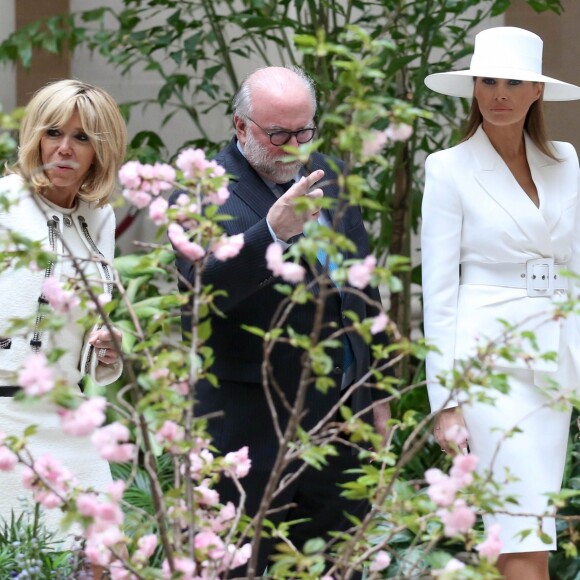 La Première Dame américaine Melania Trump et la Première française Dame Brigitte Macron (Trogneux) avec Franklin Kelly (conservateur principal de la peinture américaine et britannique à la National Gallery of Art) visitent la National Gallery of Art à Washington, le 24 avril 2018. © Stéphane Lemouton/Bestimage