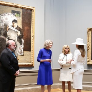 La Première Dame américaine Melania Trump et la Première française Dame Brigitte Macron (Trogneux) avec Franklin Kelly (conservateur principal de la peinture américaine et britannique à la National Gallery of Art) et Mary Morton (conservatrice des peintures françaises à la National Gallery of Art) visitent la National Gallery of Art à Washington, le 24 avril 2018. © Stéphane Lemouton/Bestimage