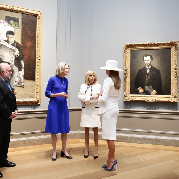 La Première Dame américaine Melania Trump et la Première française Dame Brigitte Macron (Trogneux) avec Franklin Kelly (conservateur principal de la peinture américaine et britannique à la National Gallery of Art) et Mary Morton (conservatrice des peintures françaises à la National Gallery of Art) visitent la National Gallery of Art à Washington, le 24 avril 2018. © Stéphane Lemouton/Bestimage