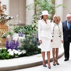 La Première Dame américaine Melania Trump et la Première française Dame Brigitte Macron (Trogneux) avec Franklin Kelly (conservateur principal de la peinture américaine et britannique à la National Gallery of Art) visitent la National Gallery of Art à Washington, le 24 avril 2018. © Stéphane Lemouton/Bestimage