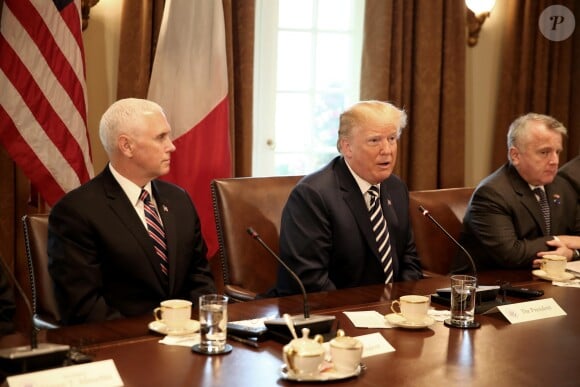 Le président de la République française est assis à la table du président américain Donald Trump et Mike Pence, vice-président des États-Unis lors d'une réunion à la Maison Blanche à Washington, le 24 avril 2018. © Dominique Jacovides/Bestimage