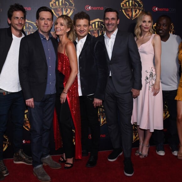 Jake Johnson, Ed Helms, Annabelle Wallis, Jeremy Renner, Jon Hamm, Leslie Bibb, Hanibal Buress, Isla Fisher à la soirée Warner Bros au CinemaCon 2018 à l'hôtel Caesar palace à Las Vegas, le 24 avril 2018
