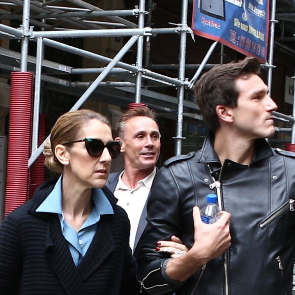 Exclusif - Céline Dion et son danseur Pepe Munoz sont allés déjeuner au restaurant italien Paparazzi au square de l'Opéra-Louis Jouvet et sont ensuite allés faire du shopping chez Dior avenue Montaigne et chez Balmain rue François 1er avant de revenir à l'hôtel Royal Monceau à Paris, France, le 8 août 2017.