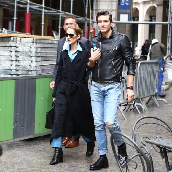 Exclusif - Céline Dion et son danseur Pepe Munoz sont allés déjeuner au restaurant italien Paparazzi au square de l'Opéra-Louis Jouvet et sont ensuite allés faire du shopping chez Dior avenue Montaigne et chez Balmain rue François 1er avant de revenir à l'hôtel Royal Monceau à Paris, France, le 8 août 2017.