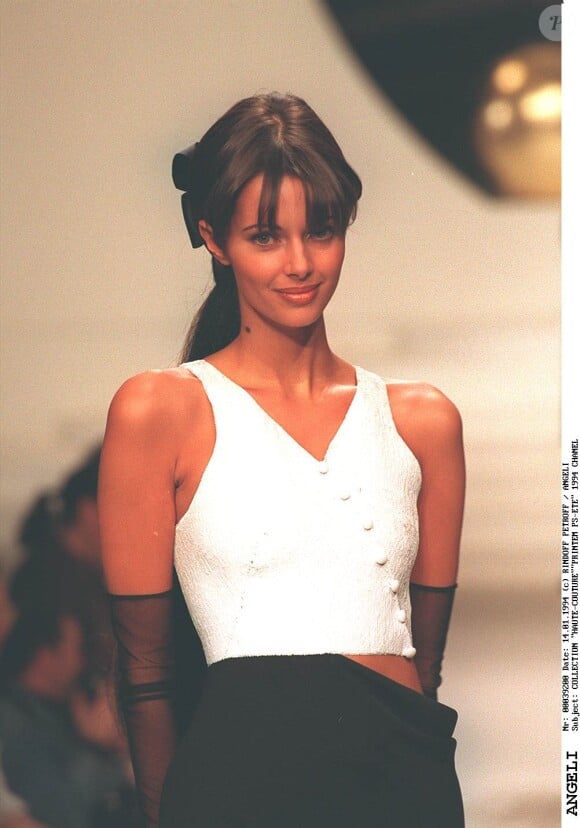 Heather Stewart-Whyte défile pour Chanel le 14 janvier 1994.