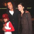 Yannick Noah et sa fille Yelena avec Heather Stewart-Whyte au défilé de mode Hervé Leger le 12 octobre 1996 à Paris.
