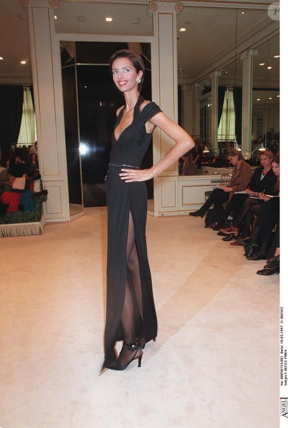 Heather Stewart-Whyte défile pour Yves-Saint-Laurent le 10 mars 1997.