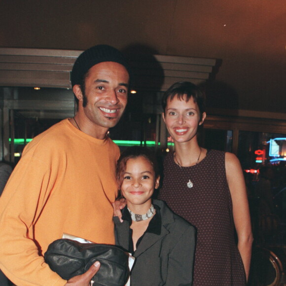 Yannick Noah et sa fille Yelena avec Heather Stewart-Whyte au vernissage de la Coupole à Paris le 7 octobre 1997.