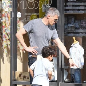Olivier Martinez se promène avec son fils Maceo à Los Angeles, le 25 avril 2018.