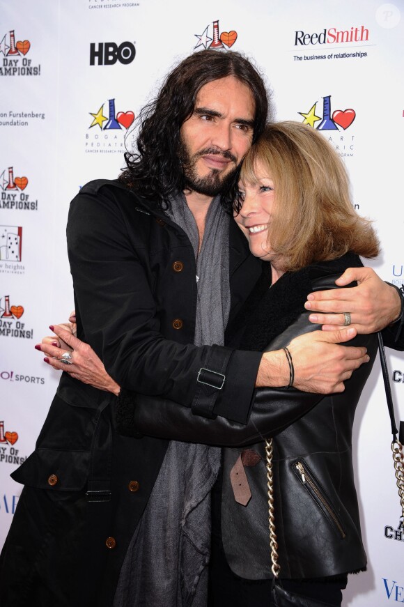 Russell Brand et sa mère Barbara Elizabeth à Los Angeles, le 6 novembre 2011.