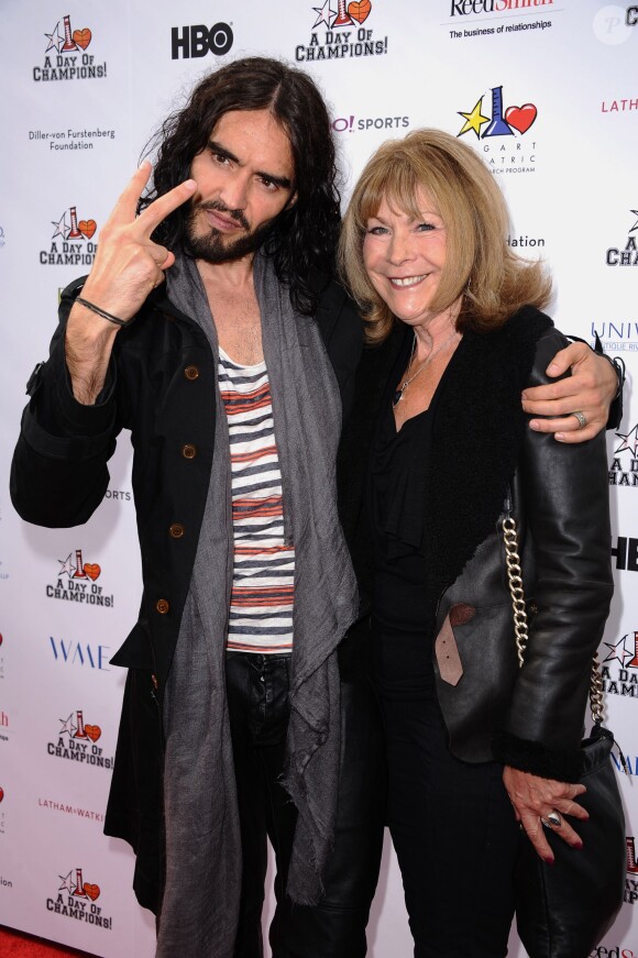 Russell Brand et sa mère Barbara Elizabeth à Los Angeles, le 6 novembre 2011.