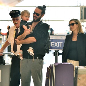 Russell Brand, sa femme Laura et leur fille Mabel lors d'un voyage entre Londres et Los Angeles, en février 2018.