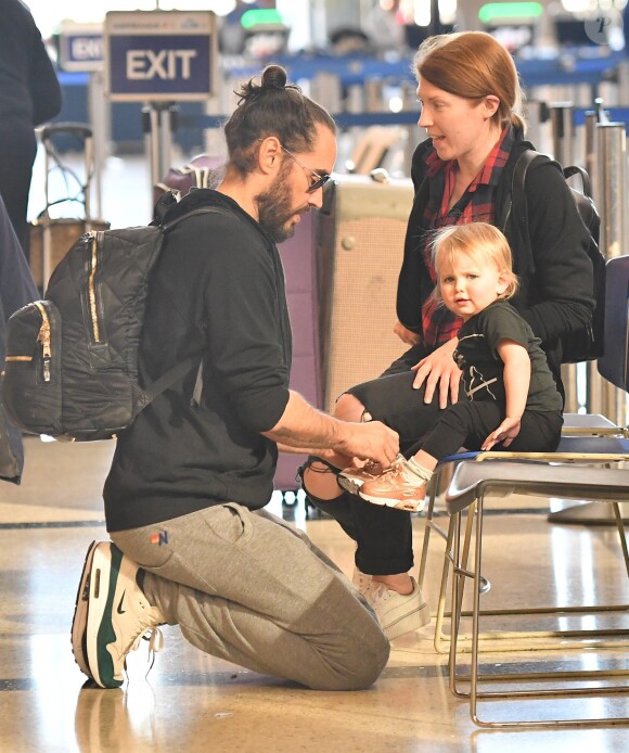 Russell Brand et sa fille Mabel lors d'un voyage entre Londres et Los Angeles, en février 2018.
