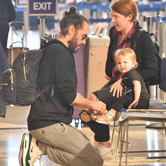 Russell Brand et sa fille Mabel lors d'un voyage entre Londres et Los Angeles, en février 2018.