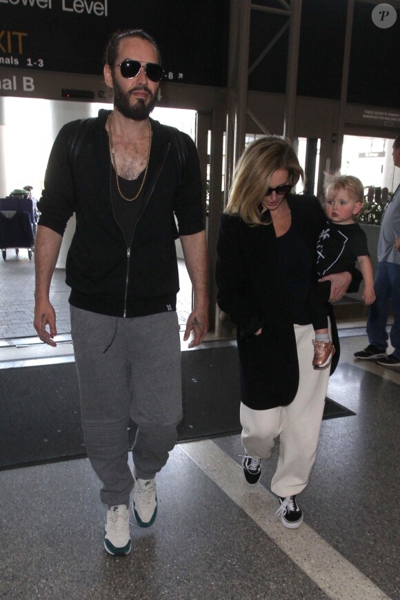 Russell Brand, sa femme Laura et leur fille Mabel lors d'un voyage entre Londres et Los Angeles, en février 2018.