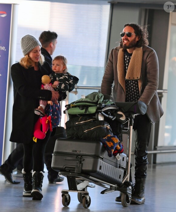 Russell Brand, sa femme Laura et leur fille Mabel lors d'un voyage entre Londres et Los Angeles, en février 2018.