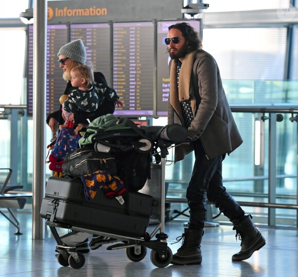 Russell Brand, sa femme Laura et leur fille Mabel lors d'un voyage entre Londres et Los Angeles, en février 2018.