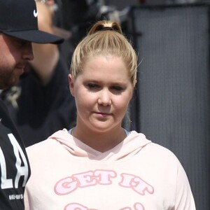 Exclusif - Amy Schumer porte un sweat avec l'inscription "Get It Girl" sur le tournage du film "I Feel Pretty" à Dedham, le 8 août 2017.