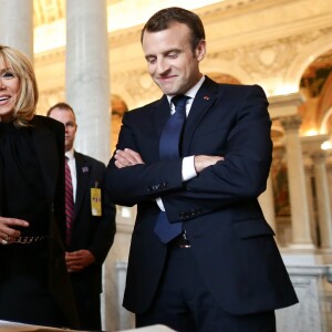 Le président de la République française Emmanuel Macron et sa femme la Première Dame Brigitte Macron (Trogneux) visitent la librairie du Congrès à Washington aux Etats Unis, le 25 avril 2018. © Stéphane Lemouton/Bestimage