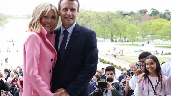 Brigitte Macron "si extraordinaire" qu'Emmanuel "a peur qu'on la lui vole"