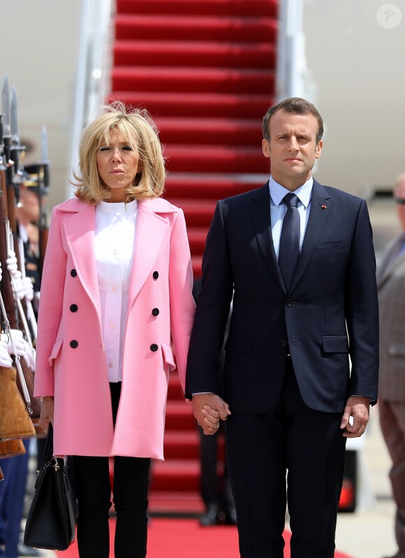 Cérémonie d'accueil - Le président Emmanuel Macron et sa femme Brigitte Macron (Trogneux) arrivent aux Etats-unis pour une visite d'état de trois jours sur la base aérienne d'Andrews dans le Maryland le 23 avril 2018. © Dominique Jacovides/Bestimage
