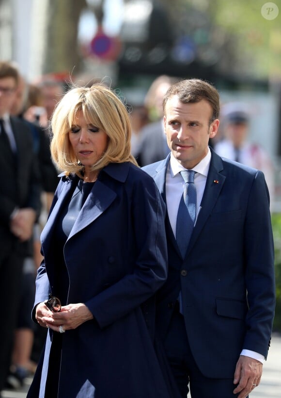 Le président Emmanuel Macron et sa femme Brigitte Macron (Trogneux) lors de l'hommage à Xavier Jugelé, un policier tué sur les Champs Elysées, à Paris le 20 avril 2018. Une plaque a été dévoilée. © Dominique Jacovides / Bestimage