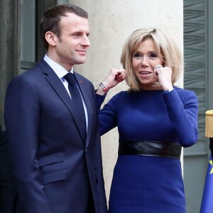 Le président Emmanuel Macron et La première dame Brigitte Macron - Le Président de la république et la première dame raccompagnent le Grand Duc et la Grande Duchesse du Luxembourg après leur entretien au palais de l'Elysée à Paris le 19 mars 2018. © Stéphane Lemouton / Bestimage