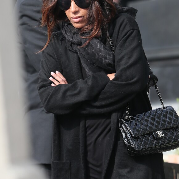 Amel Bent lors des obsèques de Véronique Colucci au cimetière communal de Montrouge, le 12 avril 2018.