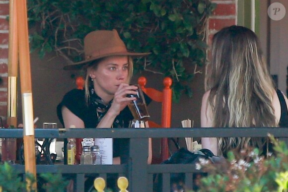 Exclusif - Amber Heard déjeune avec une amie à Los Feliz le 14 avril 2018.