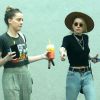 Exclusif - Amber Heard et sa soeur Whitney Heard sont allées acheter des boissons à emporter après avoir déjeuné ensemble à Los Angeles, le 12 mars 2018