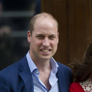 Le prince William et la duchesse Catherine de Cambridge avec leur fils Louis devant les médias à la sortie de l'hôpital St Mary, le 23 avril 2018 à Londres.